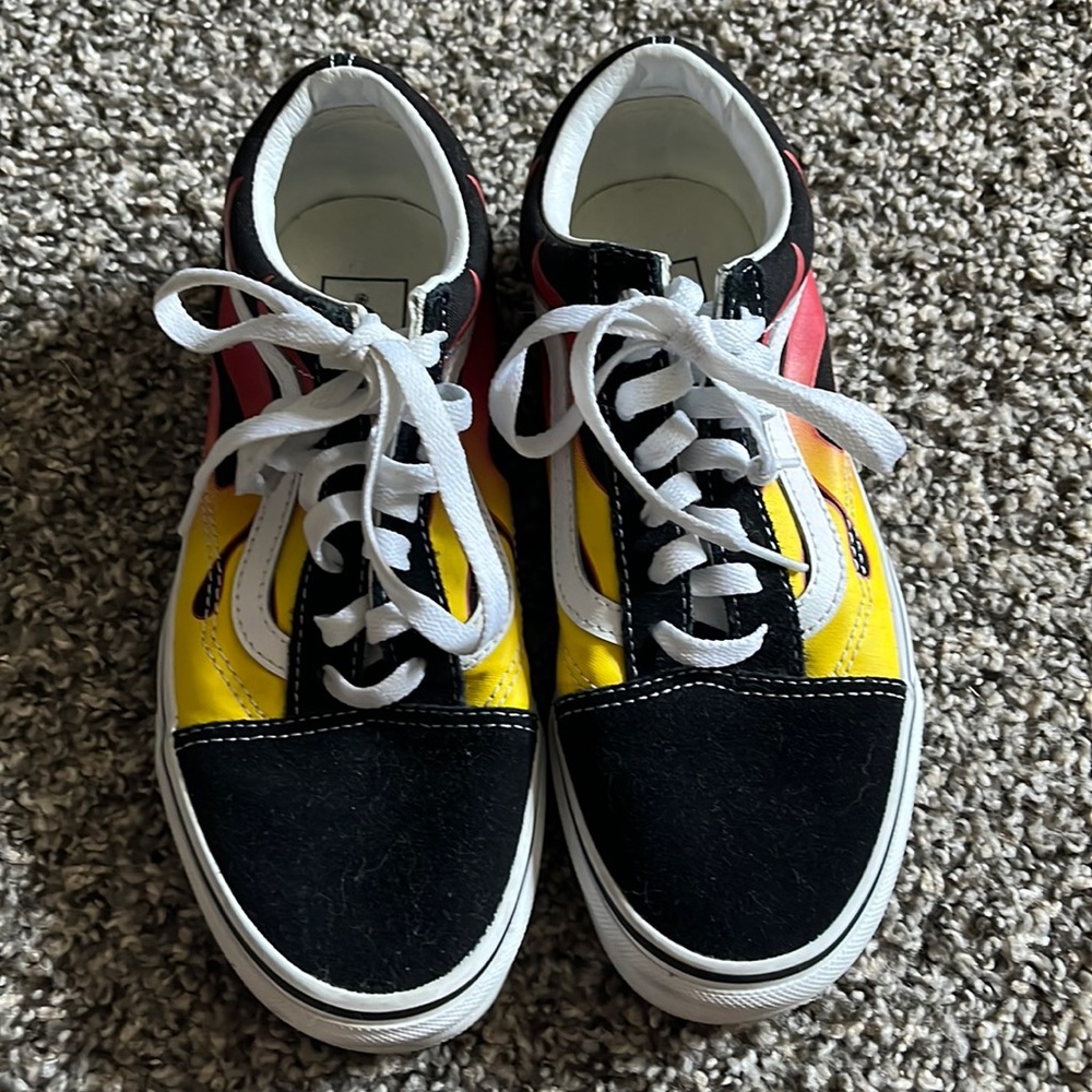 Size 7womens 5.5 men’s flame vans.
